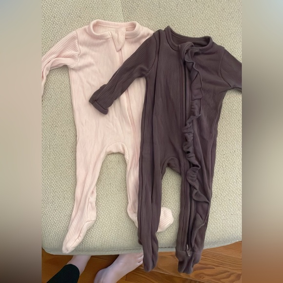 Kyte Ribbed Ruffle Zipper Footie in Currant - Picture 2 of 2